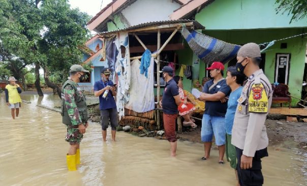 Personel Polres Majalengka Berikan Himbauan Pakai Masker kepada Warga di Lokasi Banjir