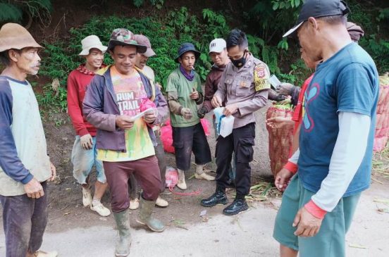 Personel Polresta Bandung Berikan Edukasi Warga Tentang Prokes