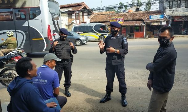 Personel Sat Brimob Polda Jabar Gencar Ajak Masyarakat Gunakan Masker