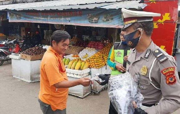Polres Majalengka, TNI dan Instansi Pemerintah Sambangi Pasar Tradisional Bagikan Masker Gratis