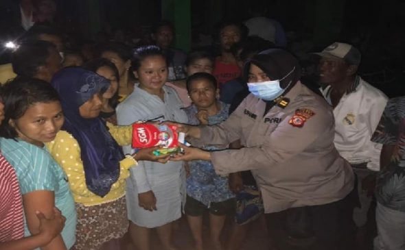 Polres Subang Peduli Bencana Alam Banjir Salurkan Bantuan kepada Korban di Pengungsian