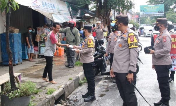 Polres Subang Polda Jabar Bagikan 5.950 Masker kepada Masyarakat