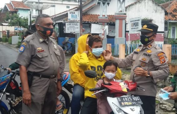 Polres Sumedang Laksanakan Progiat Polda Jabar, Bagikan Masker kepada Pengguna Jalan