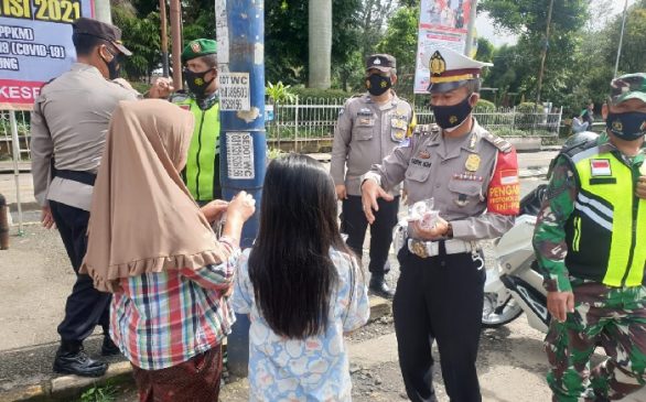 Polresta Bandung Bersama Instansi Lainnya Kembali Bagikan Masker Gratis Bagi Warga
