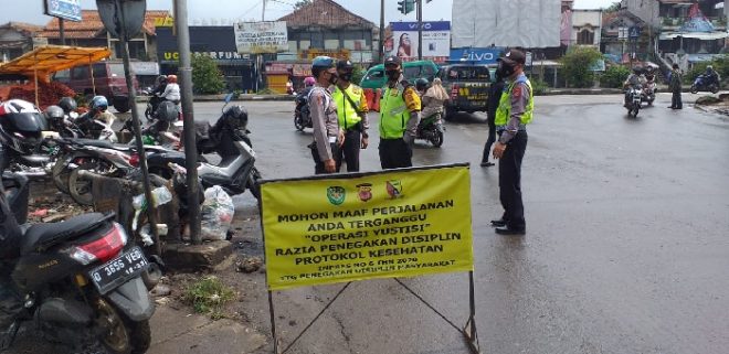 Polresta Bandung Gelar Ops Yustisi Prokes di Pertigaan Dangdeur Rancaekek