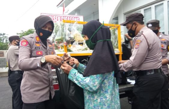 Polsek Cigasong Polres Majalengka Bagikan 65 Paket Sembako “Selasa Ceria Belanja Cuma-Cuma”