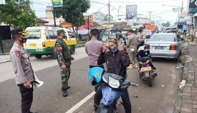 Polsek Cikijing Bersama TNI dan Satpol PP Gelar Ops Yustisi Penerapan Prokes