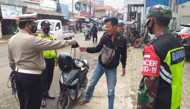 Polsek Rancaekek Laksanakan Ops Yustisi di Pertigaan Dangdeur