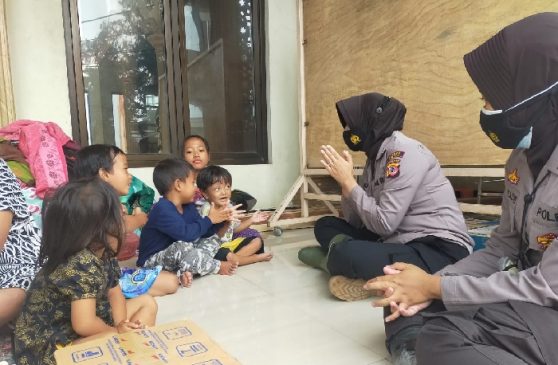 Polwan Polres Subang Laksanakan Giat Trauma Healing kepada Korban Banjir