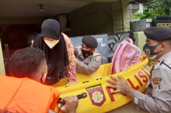 Ribuan Personel TNI-Polri Dikerahkan Bantu Korban Banjir