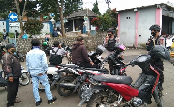 Sat Brimob Polda Jabar Ajak Pengendara Ojek Cipanas Taati Prokes