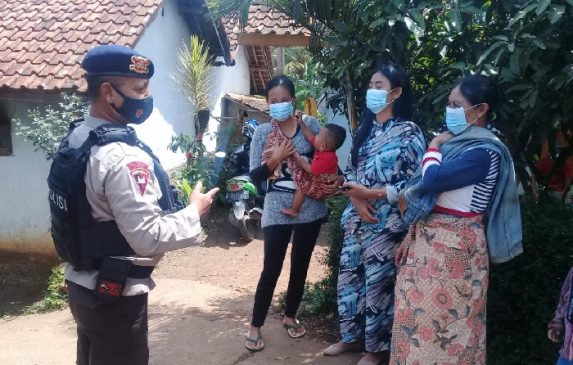 Sat Brimob Polda Jabar Himbau Masyarakat Agar Terapkan Prokes di Kampung Mekar Laksana