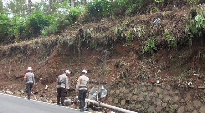 Sat Brimob Polda Jabar Patroli Pengecekan Tebing Rawan Longsor di Jalan Raya Tangkuban Perahu