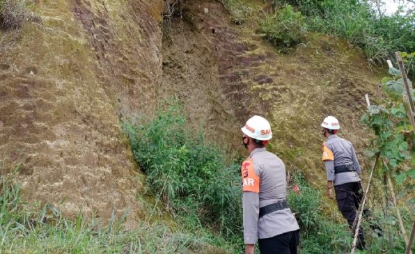 TIM SAR Sat Brimob Polda Jabar Cek Tebing Rawan Longsor di Lembang