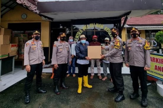 TNI-Polri Bersinergi Berikan Bantuan kepada Korban Banjir di Wilkum Polres Subang Polda Jabar