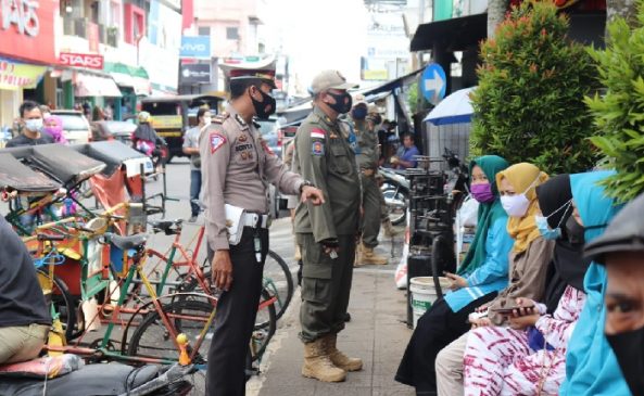 TNI-Polri Bersinergi Berikan Masker dan Hand Sanitizer Gratis di Wilkum Polres Ciamis