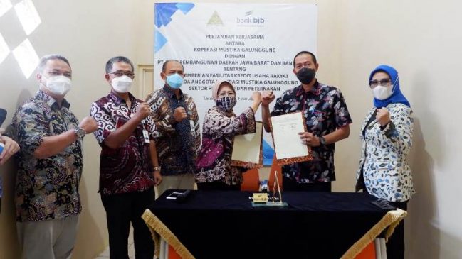 bank bjb Salurkan KUR kepada Anggota Koperasi Mustika Galunggung