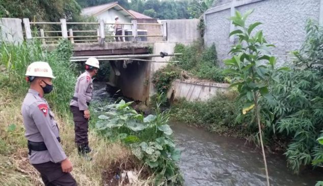 Antisipasi Banjir, Sat Brimob Polda Jabar gelar Patroli SAR di Sungai Cikidang Lembang