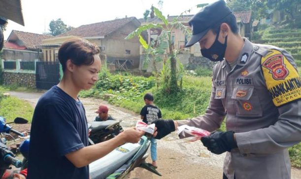 Gencar Lakukan Pencegahan Covid-19, Personel Polresta Bandung Bagikan Masker ke Warga