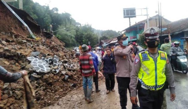 Jajaran Polresta Bandung Cek Bencana Tanah Longsor di Desa Sukajadi