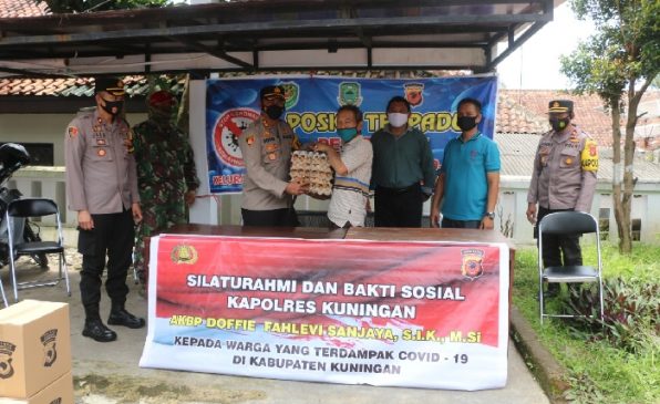 Kapolres Kuningan Lakukan Silaturahmi dan Baksos Bantu Warga Terdampak Covid-19