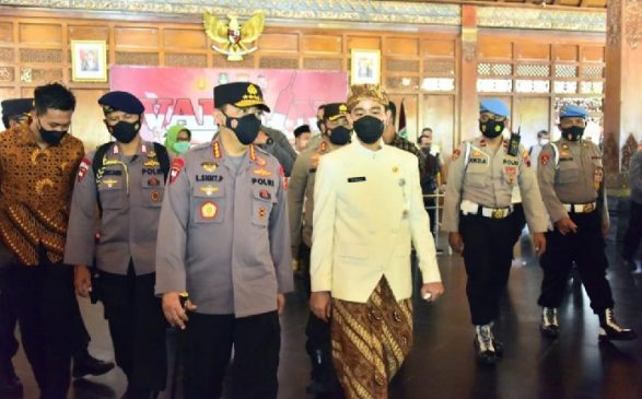 Kapolri Tinjau Vaksinasi Dosen dan Pemuka Lintas Agama di Solo