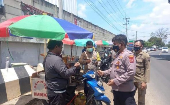 Ops Yustisi Polres Majalengka Berikan Himbauan Prokes dan Berikan Masker Kepada PKL