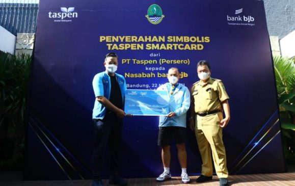 PT TASPEN Serahkan TASPEN Smartcard Pada Nasabah bjb