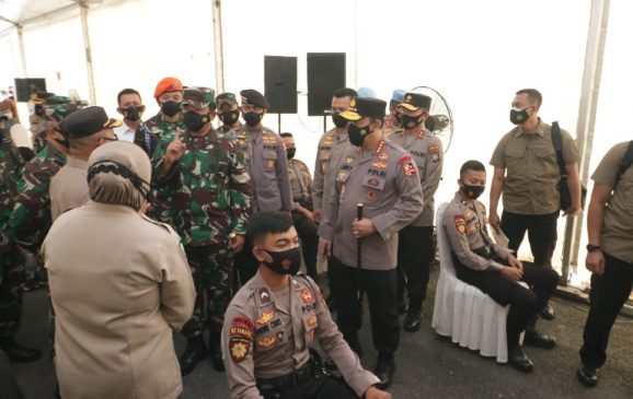 Panglima TNI dan Kapolri Tinjau Langsung Pelaksanaan Vaksinasi Prajurit TNI-Polri di Polda Kepri