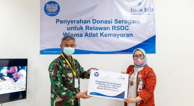 Peduli Nakes, bank bjb Serahkan 1.500 Jersey dan 1.000 Topi pada Relawan RSD Wisma Atlet Kemayoran