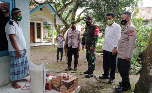 Personel Polres Majalengka Bersama Koramil dan Perangkat Desa Serahkan Sembako kepada Warga Sedang Isolasi Mandiri