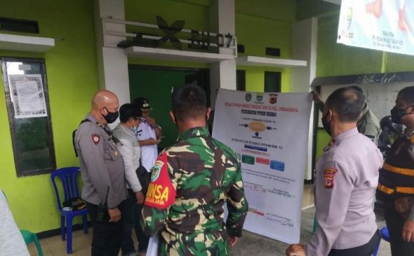 Personel Polrestabes Bandung Polda Jabar Cek Posko Terpadu PPKM Mikro Tingkat RW