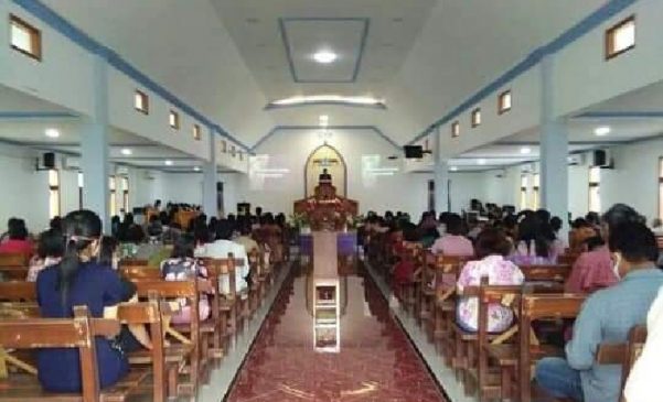 Polres Majalengka Laksanakan Giat Rutin Hari Minggu, Berikan Imbauan Prokes di Gereja