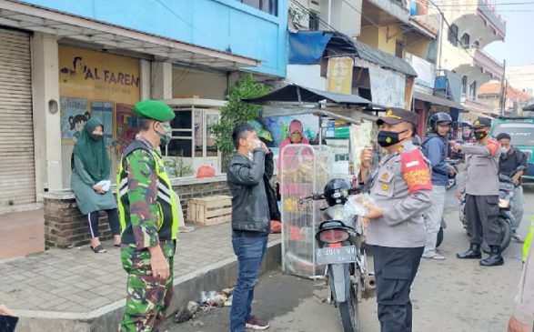 Polresta Bandung Berikan Himbauan Prokes di Pasar Dangdeur