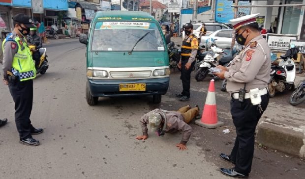 Polresta Bandung Laksanakan Operasi Yustisi Prokes dan Bagikan Masker Gratis di Rancaekek
