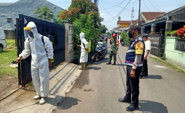 Polrestabes Bandung Bersama Gugus Tugas Covid-19 Kel. Cijawura Laksanakan Penyemprotan Cairan Disinfektan