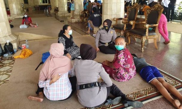 Polwan Polres Indramayu Laksanakan Kegiatan Trauma Healing di Lokasi Pengungsian Ledakan Kebakaran Kilang Minyak RU VI Balongan