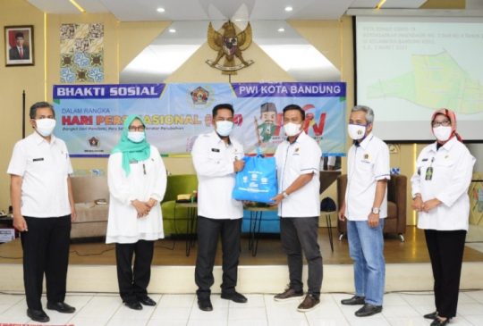 Rangkaian HPN 2021, PWI Kota Bandung Bagikan Baksos ke 3 Kecamatan