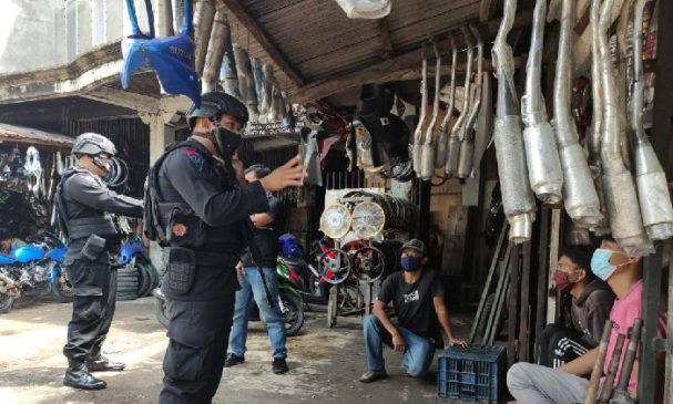 Sat Brimob Polda Jabar Ajak Warga Cimanggung Terapkan Prokes