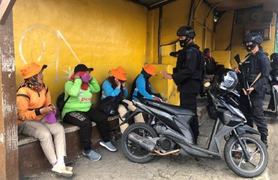 Sat Brimob Polda Jabar Kembali Bagikan Masker Gratis kepada Warga Cipanas Cianjur