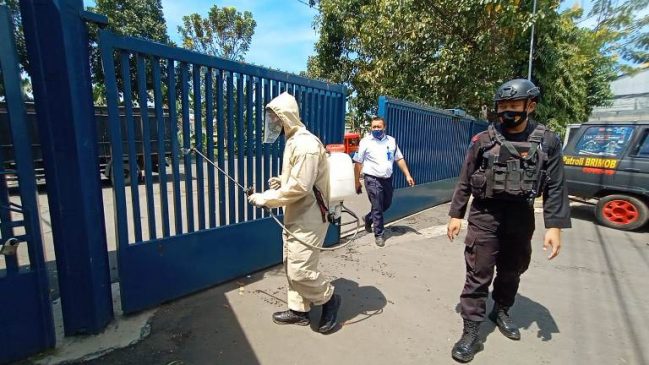 Sat Brimob Polda Jabar Lakukan Penyemprotan Disinfektan di PT Djarum Cianjur