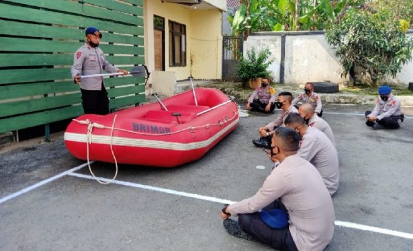 Sat Brimob Polda Jabar Latihan SAR Pengoperasian Perahu Hadapi Penanggulangan Bencana