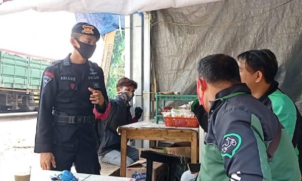 Sat Brimob Polda Jabar Sambangi Perkumpulan Ojek Online di Cikampek