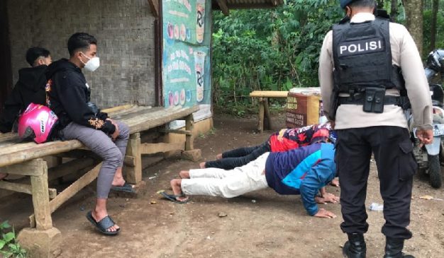 Sat Brimob Polda Jabar Tegur Remaja yang Tak gunakan Masker