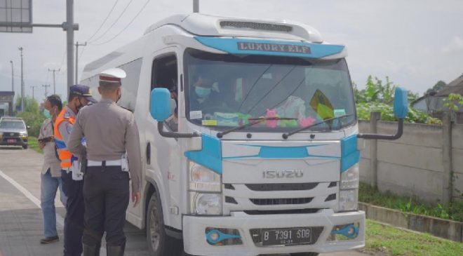 Sat Lantas Polresta Bandung Sekat Exit Tol Cileunyi dan Soreang