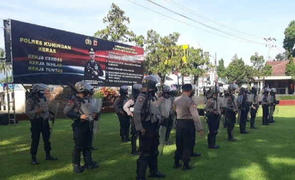 Tingkatkan Kemampuan Anggota, Dalmas Polres Kuningan Gelar Latihan Pengendalian Massa
