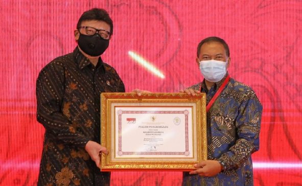 Wali Kota Bandung Serta Dua Dinas Raih Penghargaan Pelayanan Prima Tahun 2021