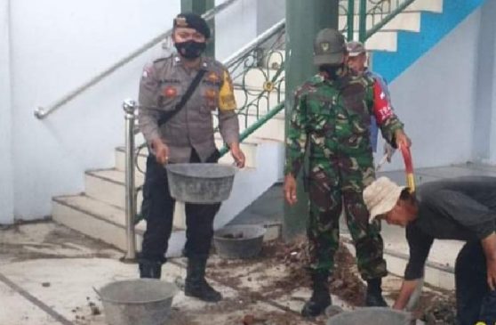 Wujud kepedulian, Personel Polres Majalengka dan Babinsa Kerja Bakti Renovasi Masjid