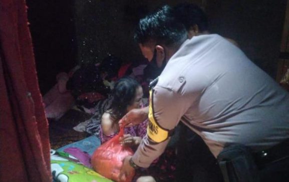 Bhabinkamtibmas Desa Pamengkang Polres Cirebon Kota Bantu Warga Lansia