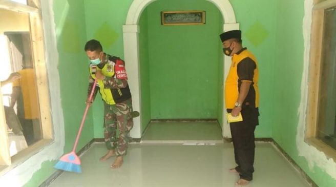 Bhabinkamtibmas Polresta Bandung Bersama Bhabinsa Koramil Cicalengka Kerja Bakti Bersihkan Mushola Attikah